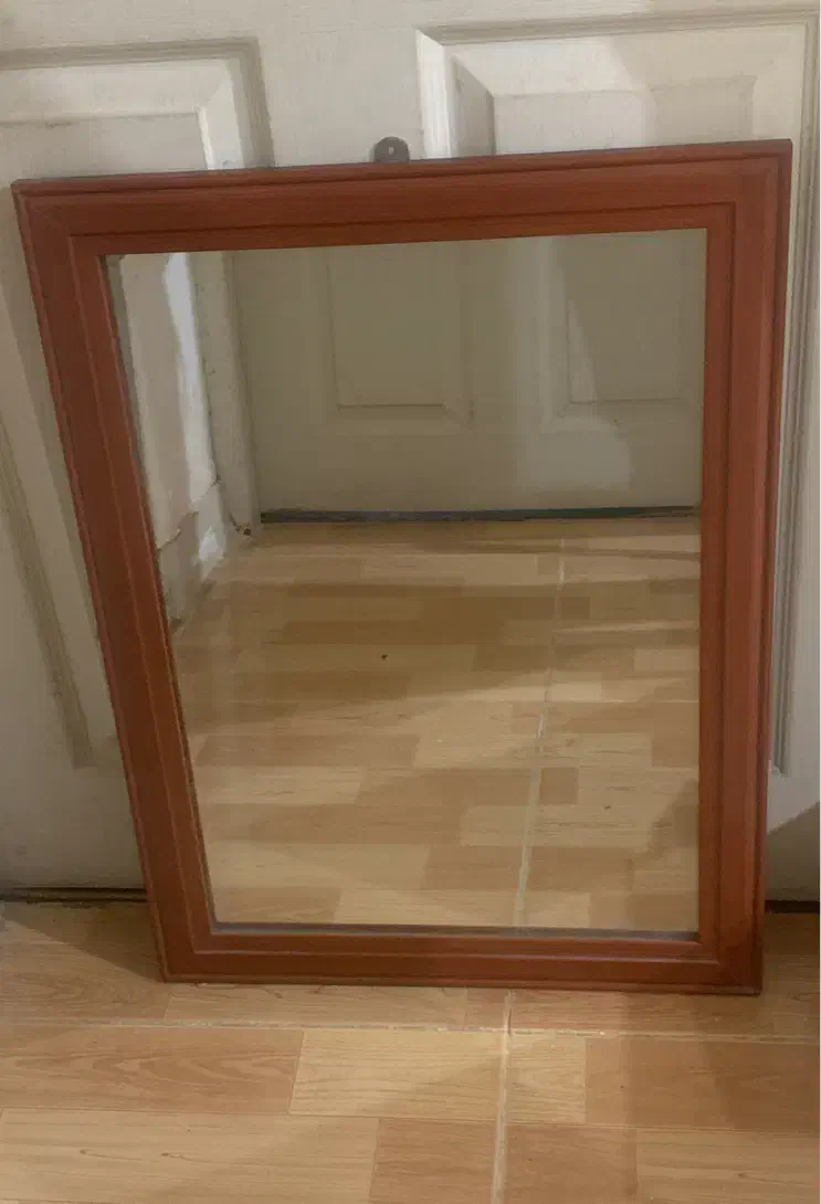 آینه|آینه|رشت, دروازه لاکان|دیوار