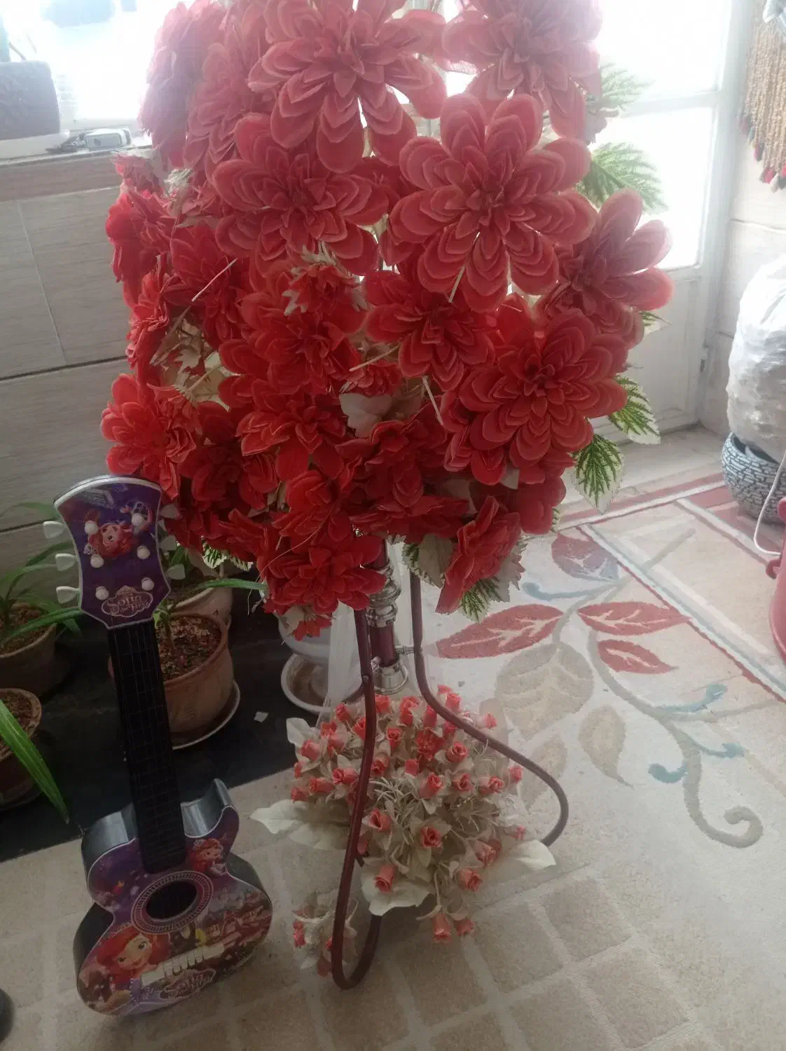 یک عدد گل و گیتار|گل مصنوعی|کرمان, |دیوار