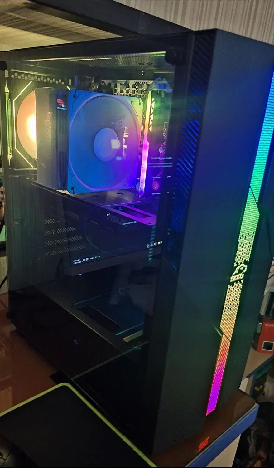 سیستم گیم و رندر کاملا نو با مانیتور و کیبورد|رایانه رومیزی|اندیشه, اندیشه فاز ۱|دیوار