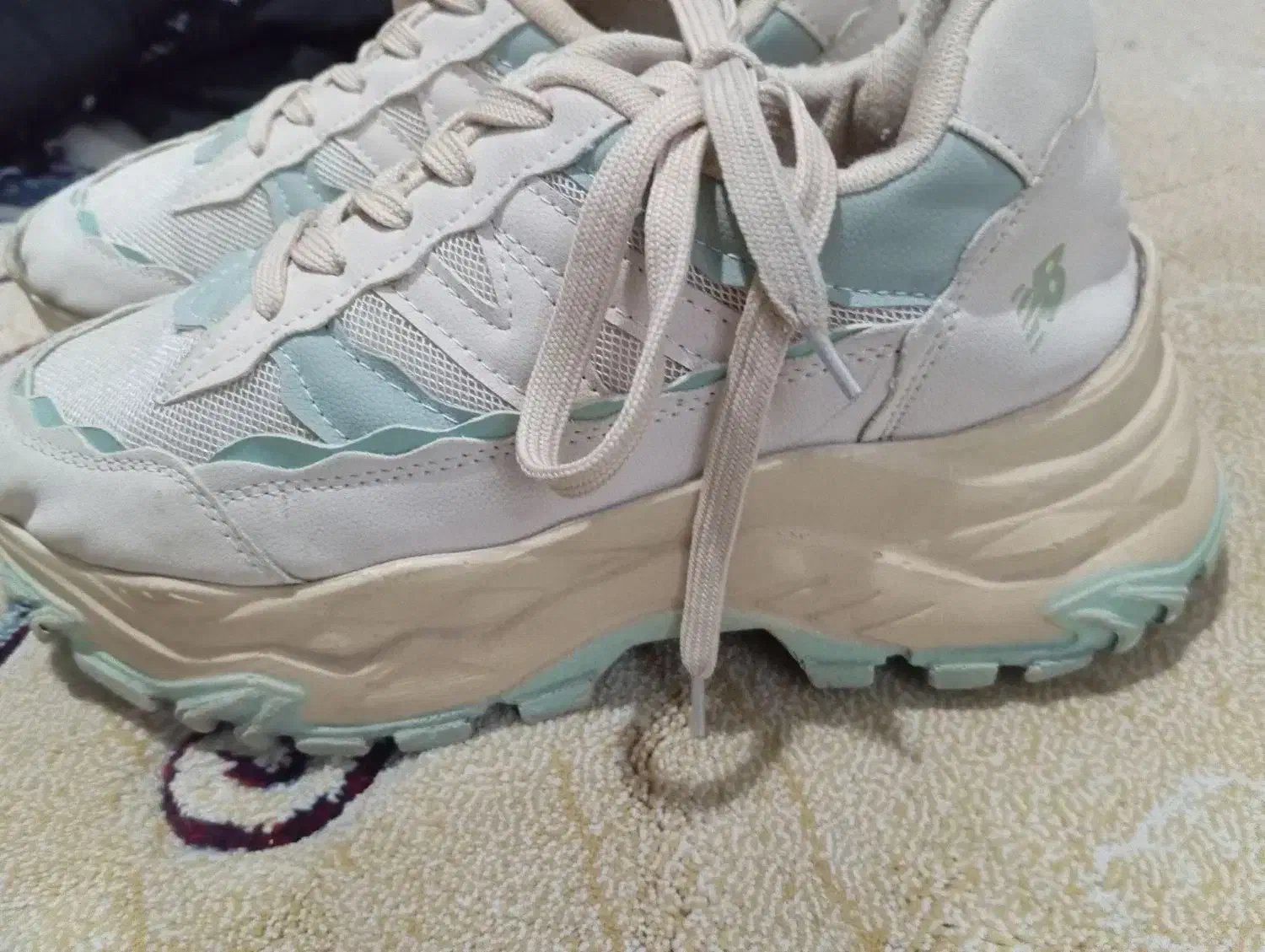 کتونی|کیف، کفش، کمربند|بومهن, |دیوار