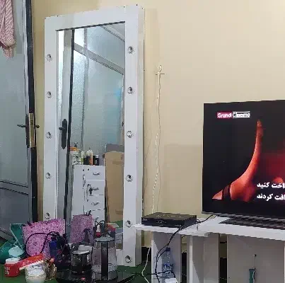 صندلی و آینه نو آرایشگاه|آرایشگاه و سالنهای زیبایی|دوگنبدان, |دیوار