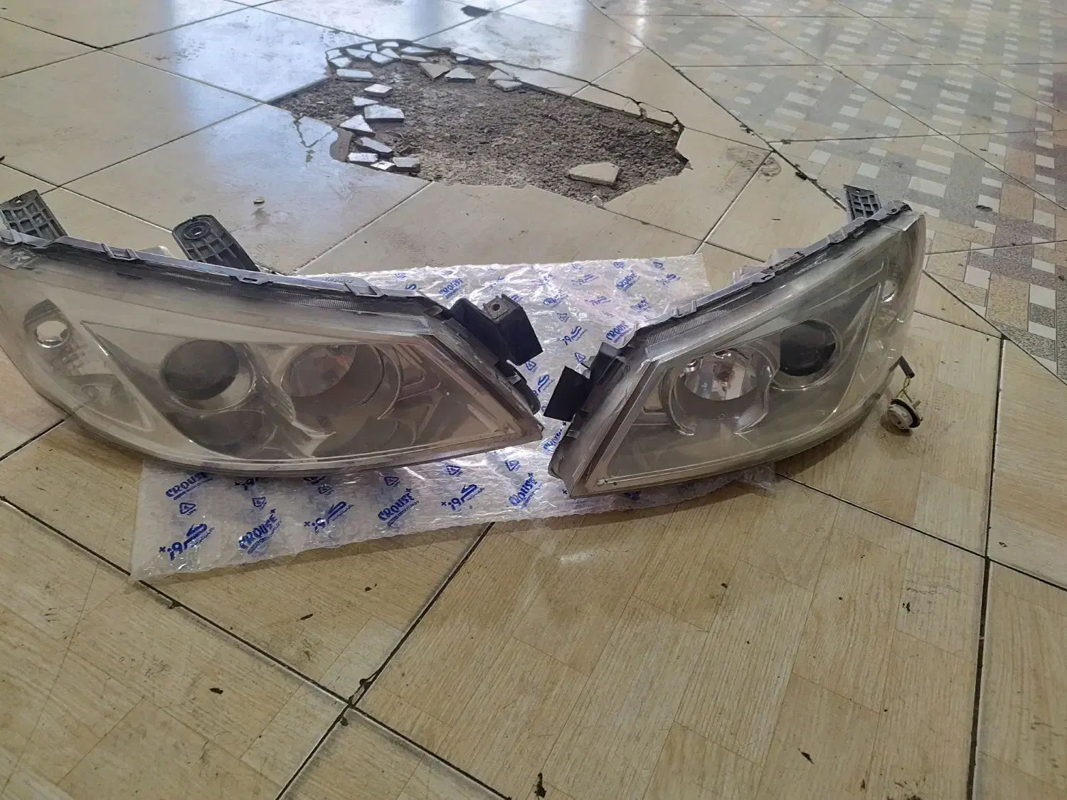 چراغ جلوی رانا یک جفت|قطعات یدکی و لوازم جانبی|آمل, |دیوار