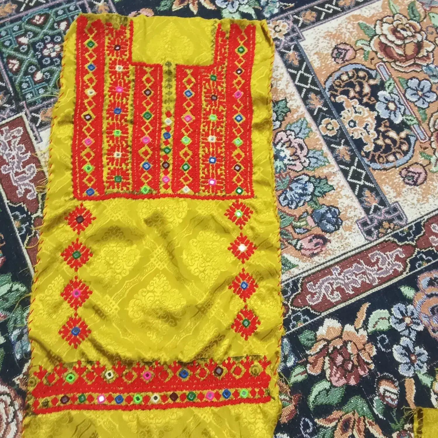 لباس زرد|لباس|خاش, |دیوار