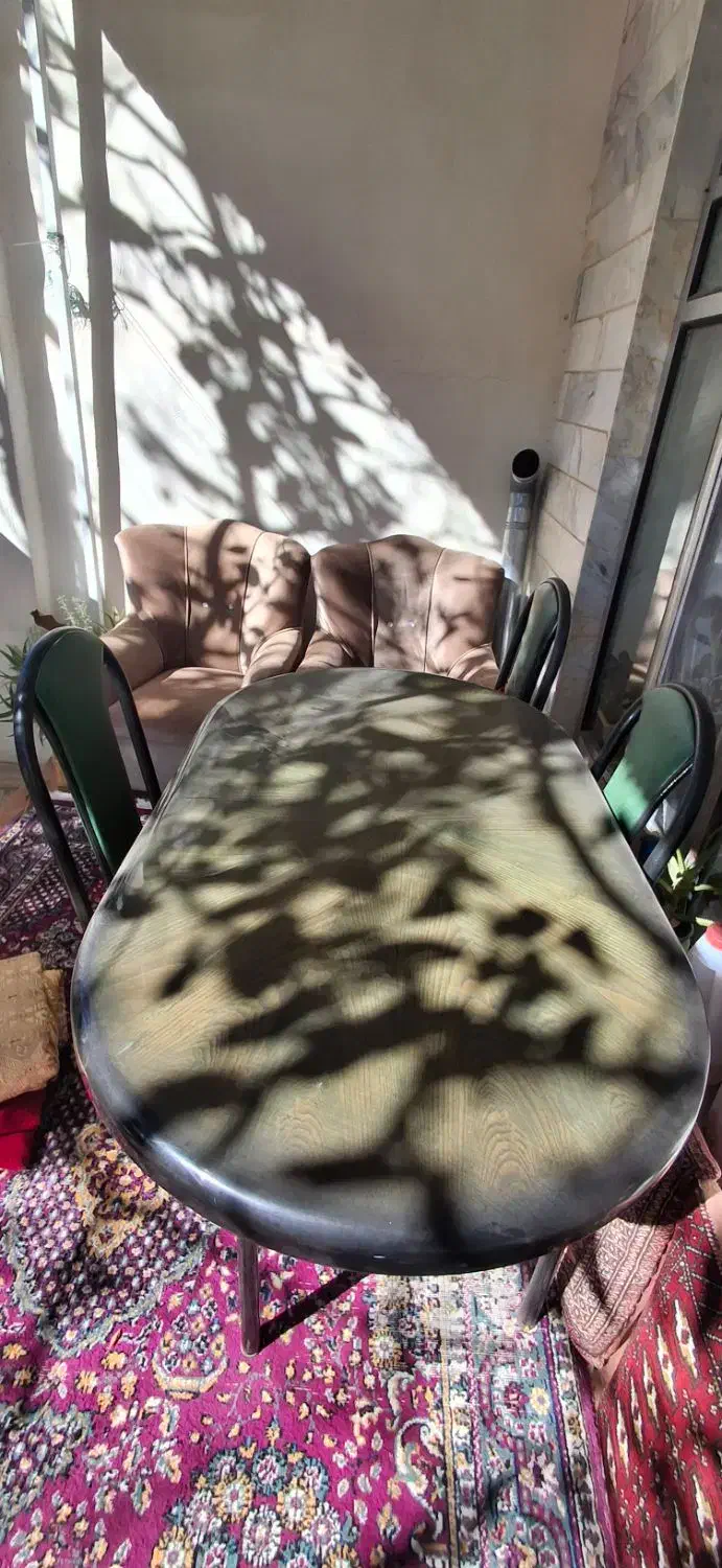 میز ۴ نفری بزرگ همراه دو عدد مبل راحتی|میز و صندلی غذاخوری|خلخال, |دیوار