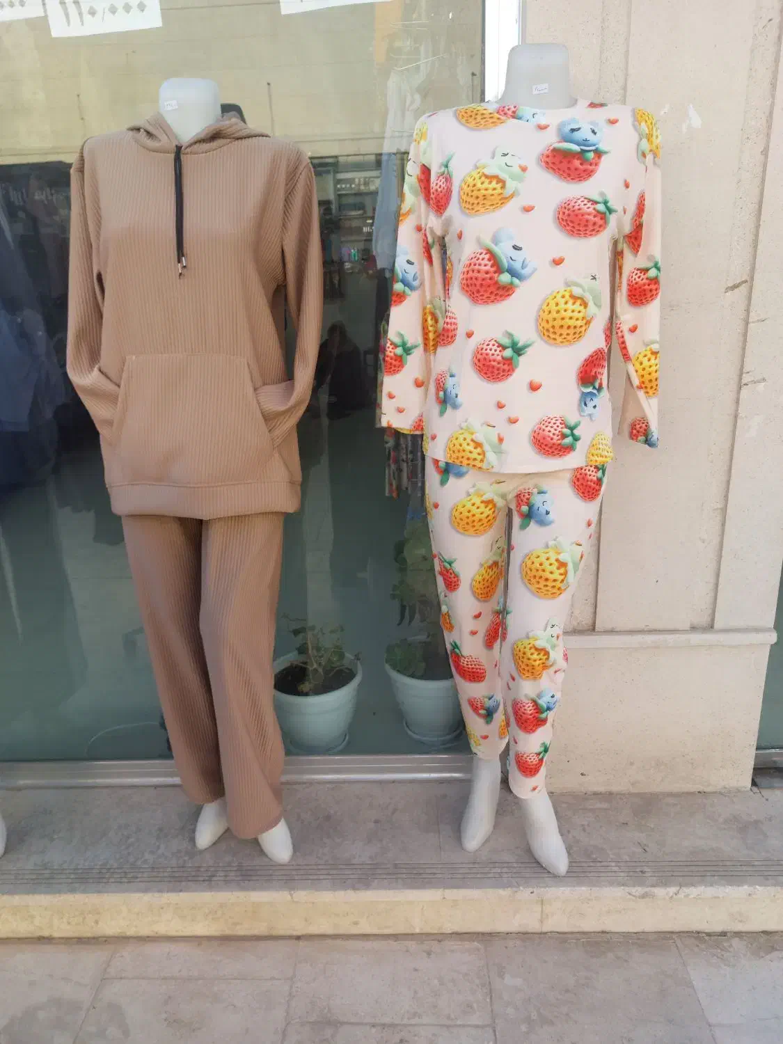 ارزانسرای پوشاک|لباس|هشتگرد, شهرک گلها|دیوار