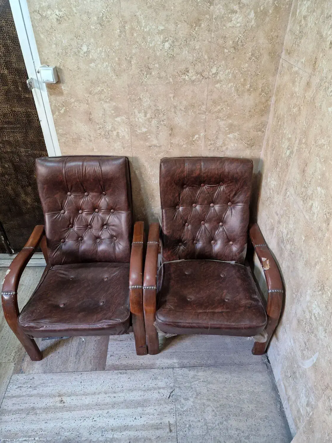 صندلی چوبی|میز و صندلی غذاخوری|تهران, فلسطین (میدان انقلاب)|دیوار