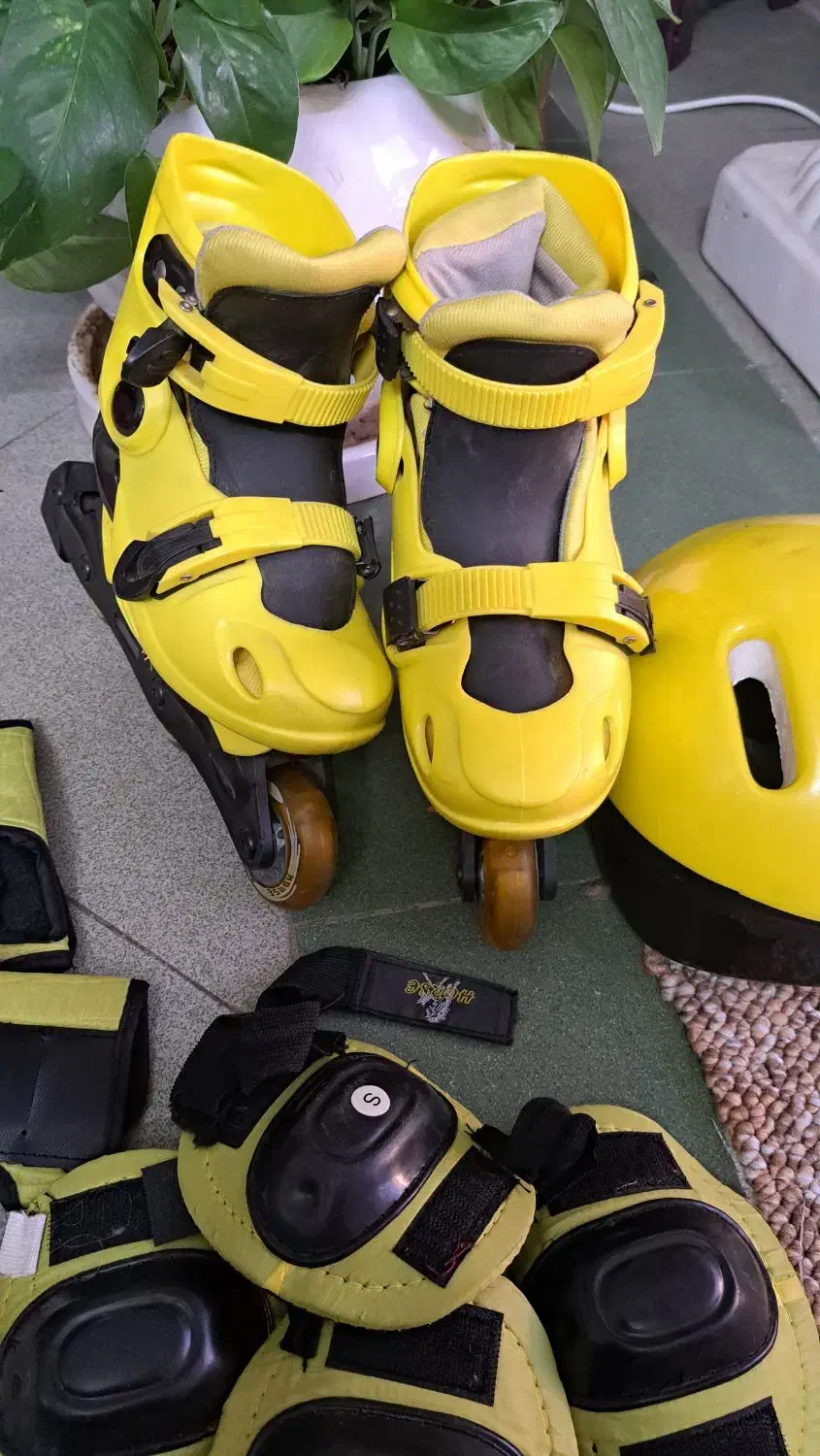 دو جفت کفش اسکیت با لوازم جانبی، تمیز و سالم|دوچرخه، اسکیت، اسکوتر|شیراز, قدوسی شرقی|دیوار