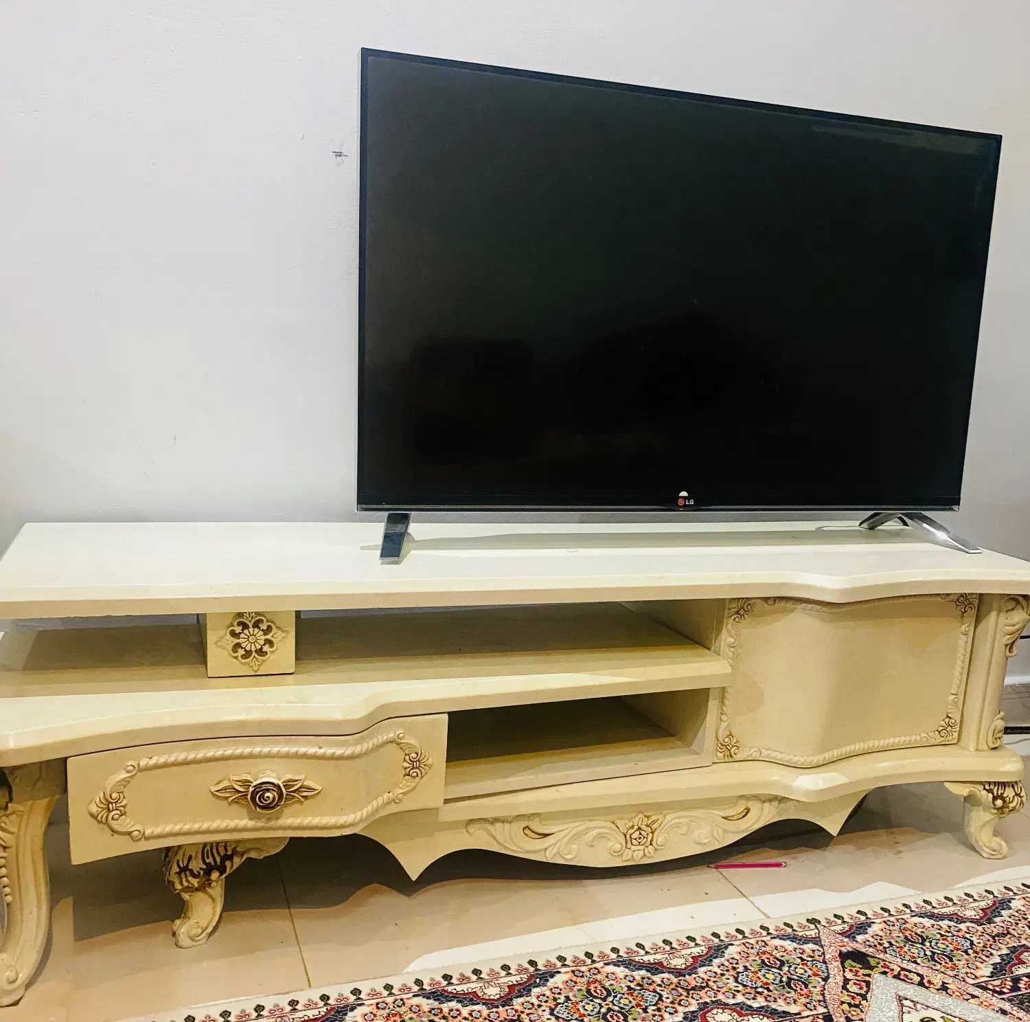 میز تلویزیون|میز تلویزیون|اندیشه, اندیشه فاز ۱|دیوار