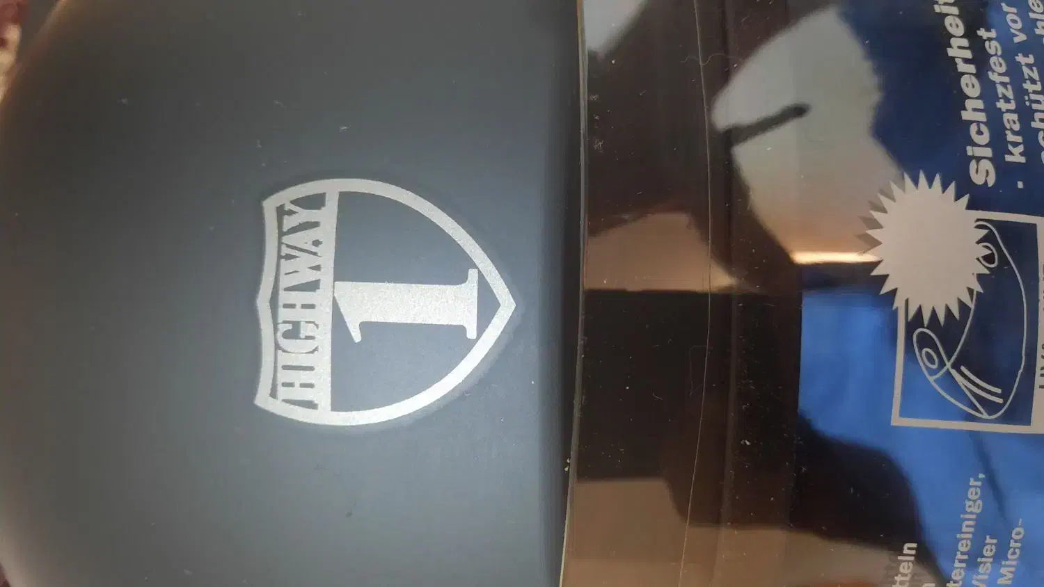 کلاه کاسکت|لباس|شیراز, لاله|دیوار