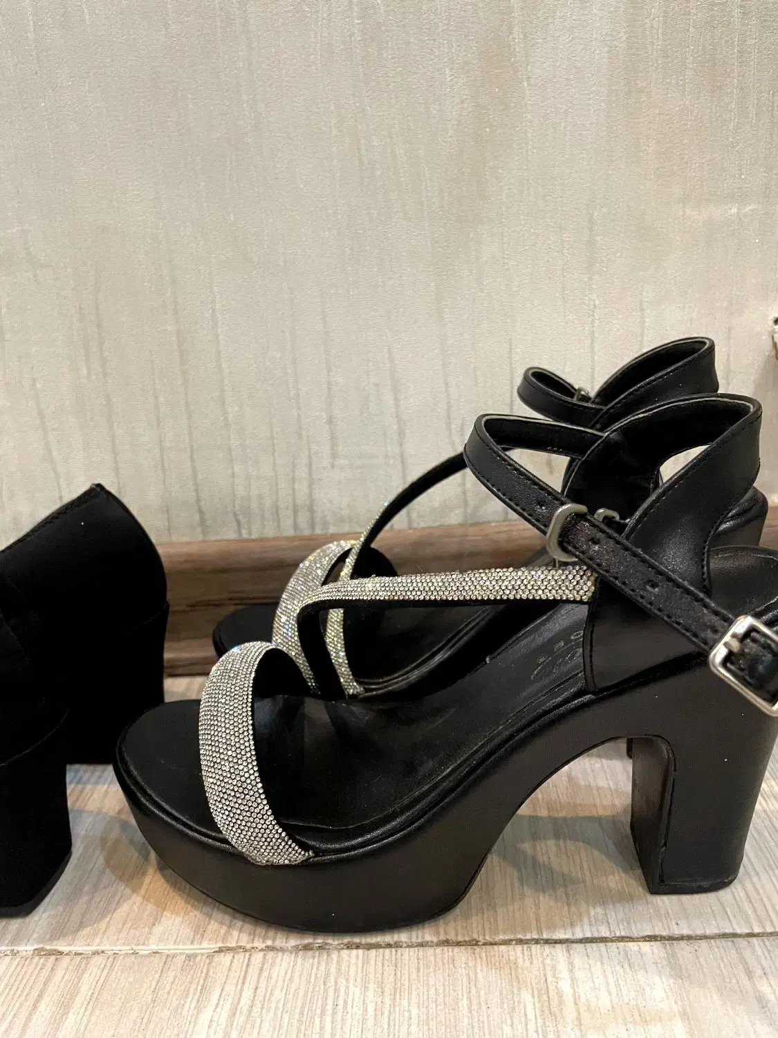 دوجفت کفش|کیف، کفش، کمربند|رشت, نظری|دیوار