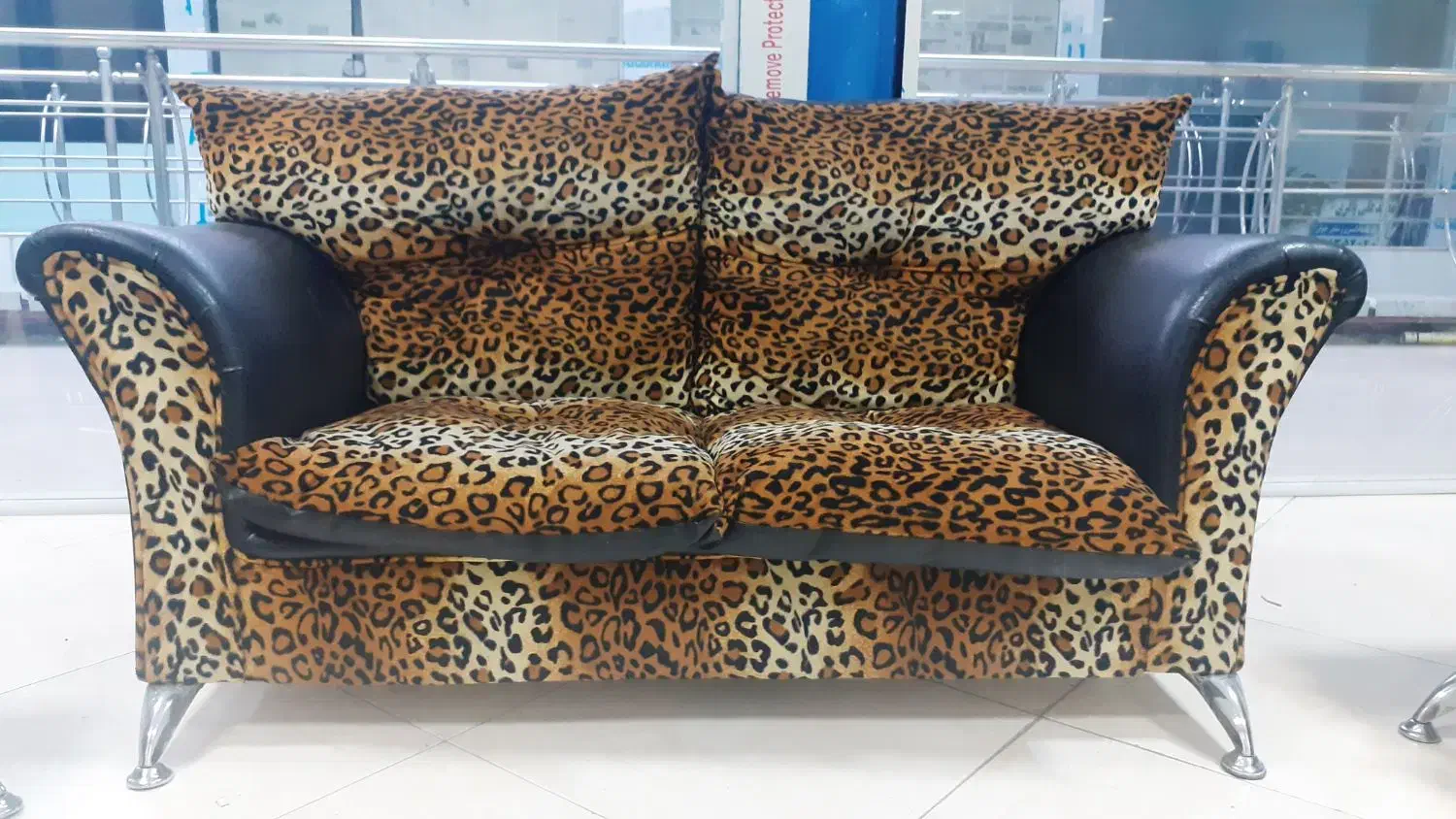 مبل کارکرده هفت نفره پلنگی با رویه چرمی|مبلمان خانگی و میز عسلی|نوشهر, |دیوار