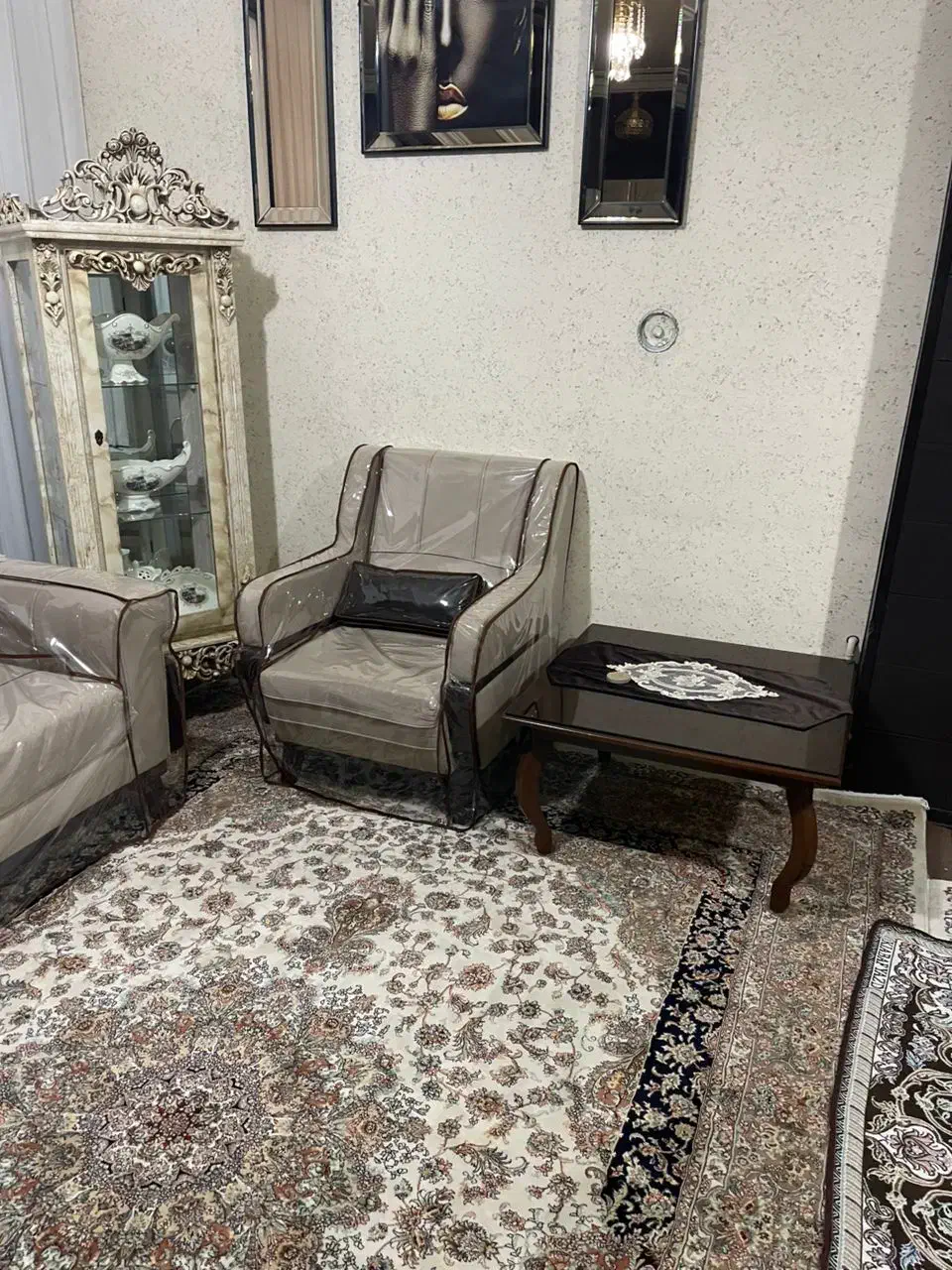 مینی بوفه نو نو فقد قفلش خرابه جنس چوب|بوفه، ویترین، کنسول|گنبد کاووس, |دیوار