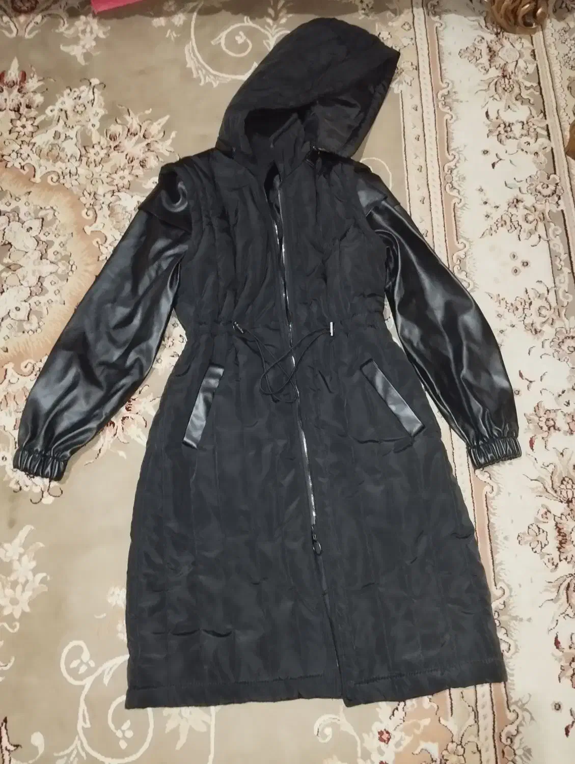 کاپشن|لباس|نقده, |دیوار