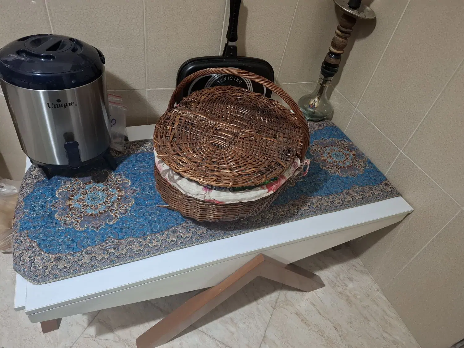 میز|میز و صندلی غذاخوری|رشت, یخسازی|دیوار