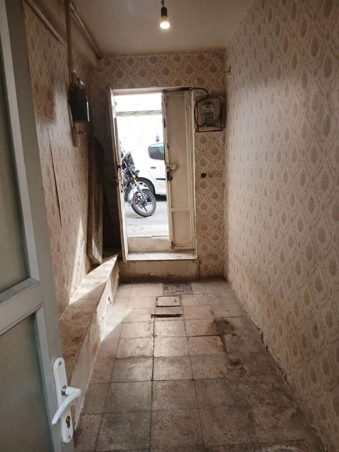 حیاط دربستی ۵۰متر ۲طبقه یک سرویس.تخلیه.