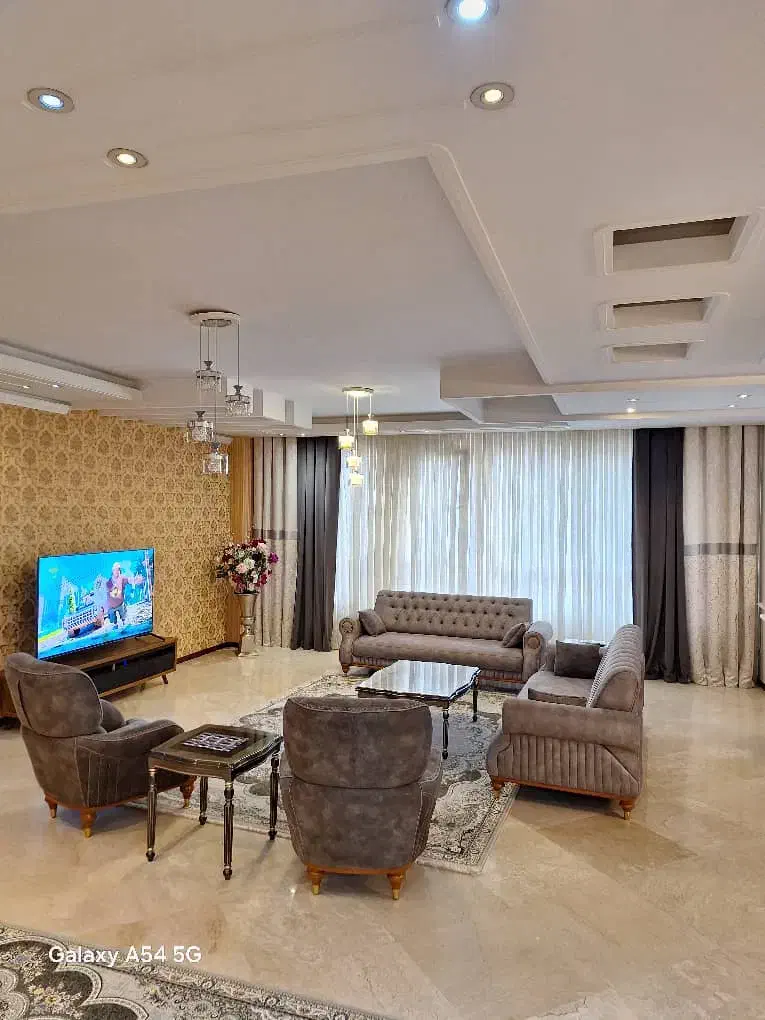 شرق مرزداران/۱۲۰متر/حیاط اختصاصی/مسکونی