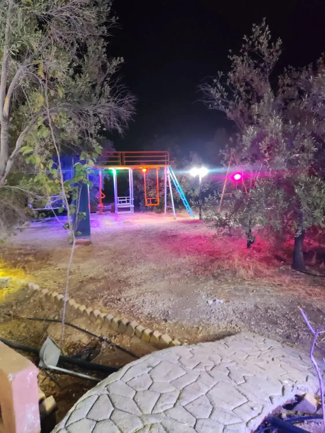 نیاز به کارگر با جای خواب و غذا در باغرستوران|استخدام خدمات فروشگاه و رستوران|کوهنجان, |دیوار