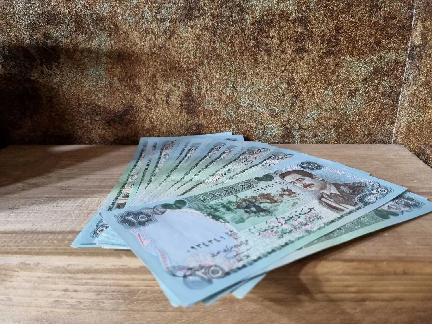 اسکناس های قدیمی و در حد اک کشور عراق تصویر صدام|کلکسیون سکه، تمبر، اسکناس|آبادان, |دیوار