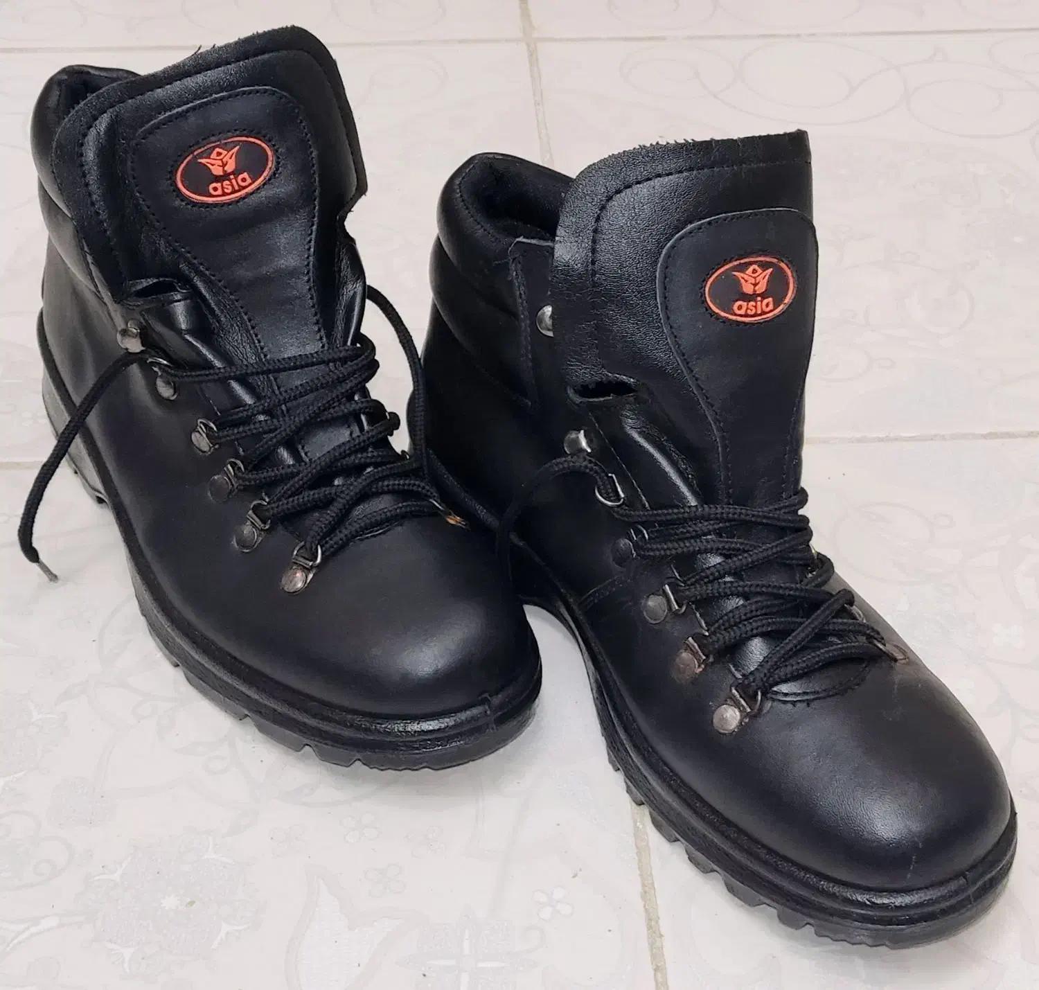 کفش کار و کوهنوردی|کیف، کفش، کمربند|شهرکرد, |دیوار