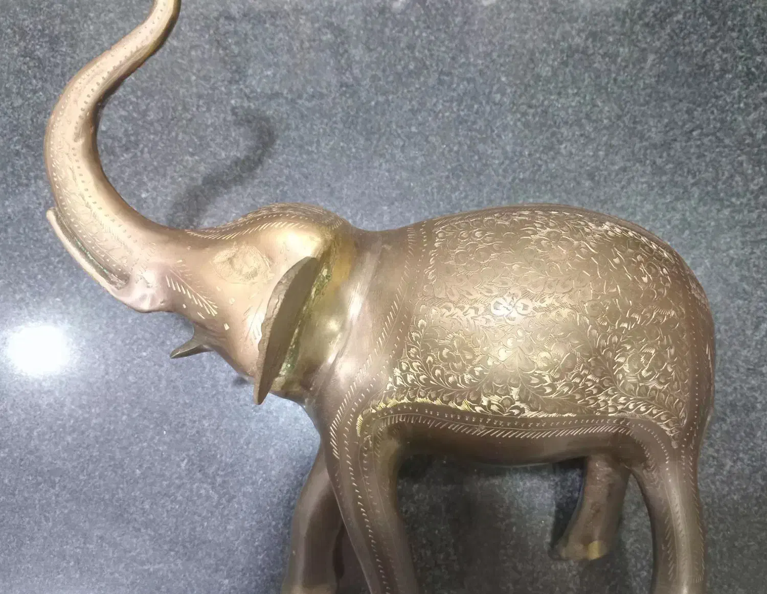 فیل برنزی قدیمی بزرگ|کلکسیون اشیاء عتیقه|آستانه اشرفیه, |دیوار