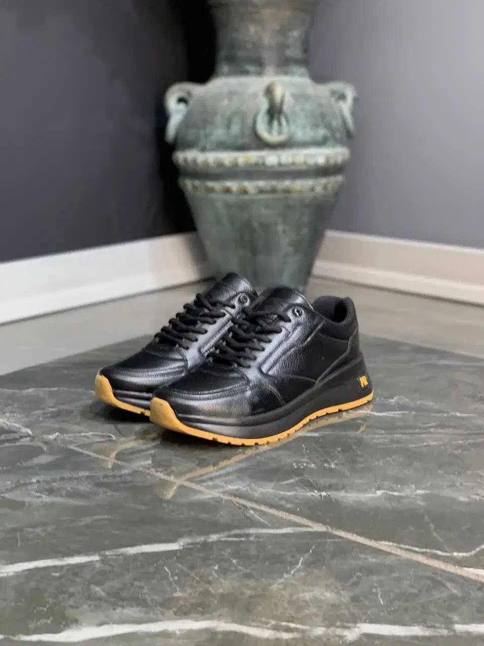 کفش کتانی|کیف، کفش، کمربند|قم, قلعه عموحسین|دیوار