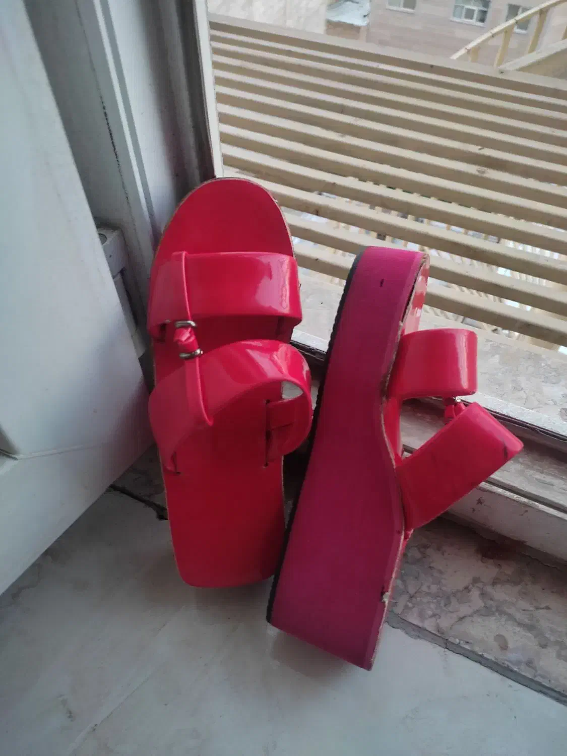 تعداد زیادی وسایل شخصی زنانه در حد نو|لباس|تبریز, |دیوار