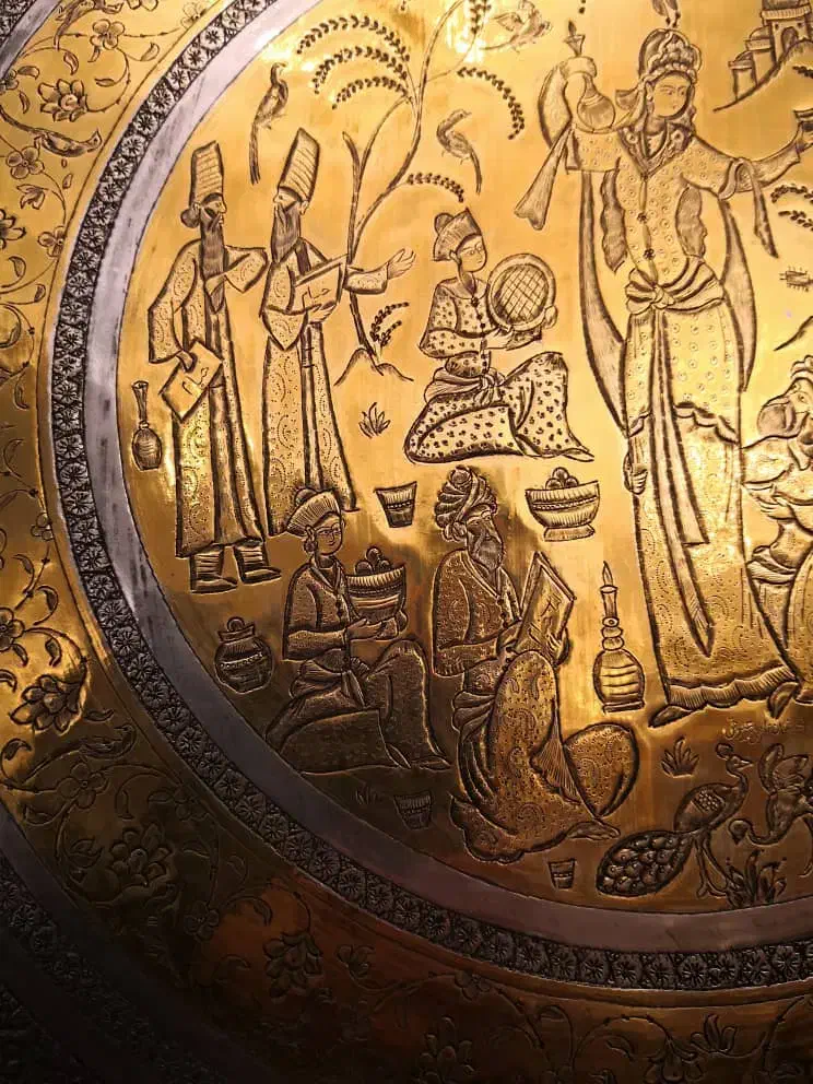 سینی مسی بزرگ قلمزنی قدیمی|کلکسیون اشیاء عتیقه|تهران, میدان ولیعصر|دیوار