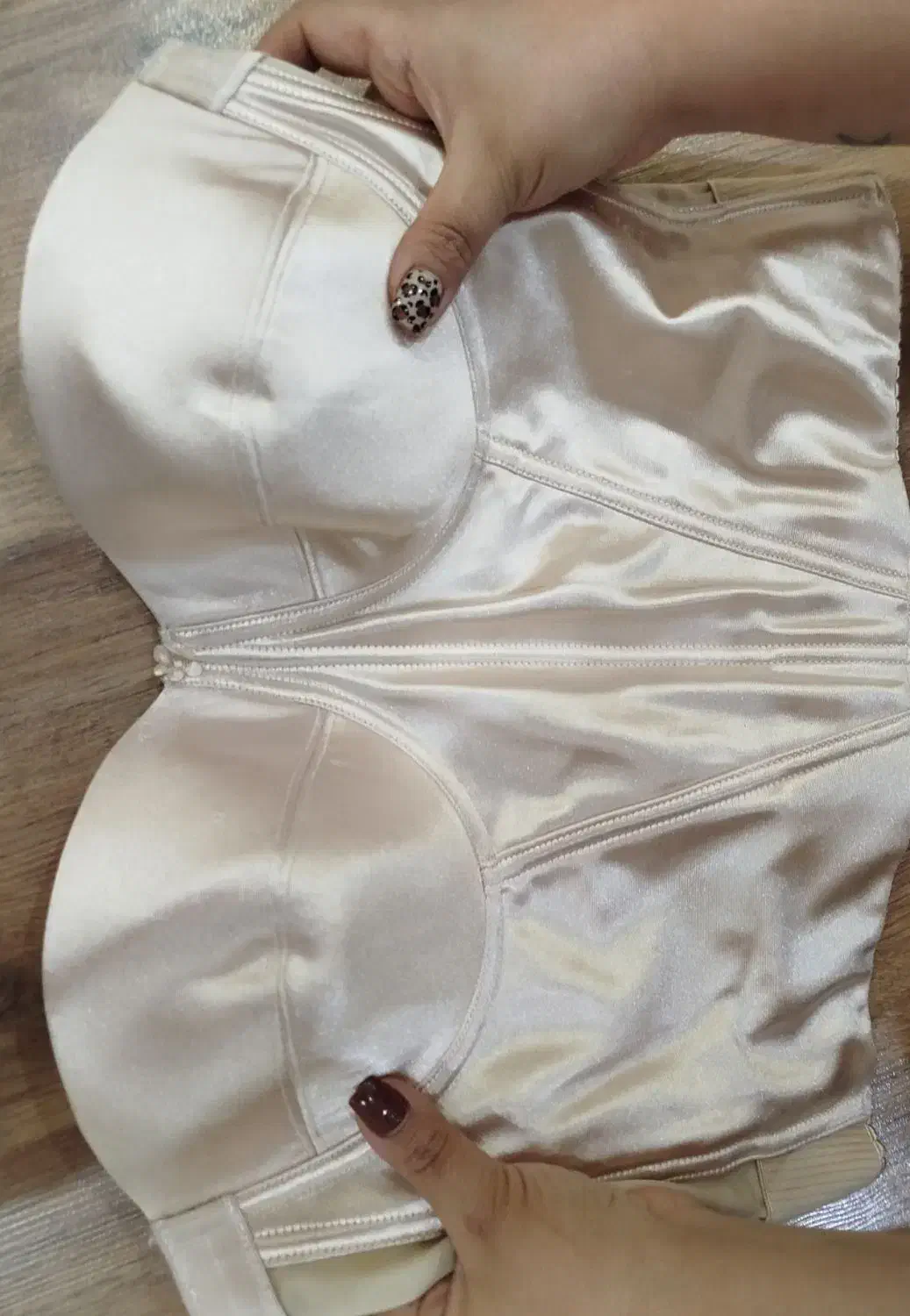 گن دکلته نو|لباس|فشم, |دیوار