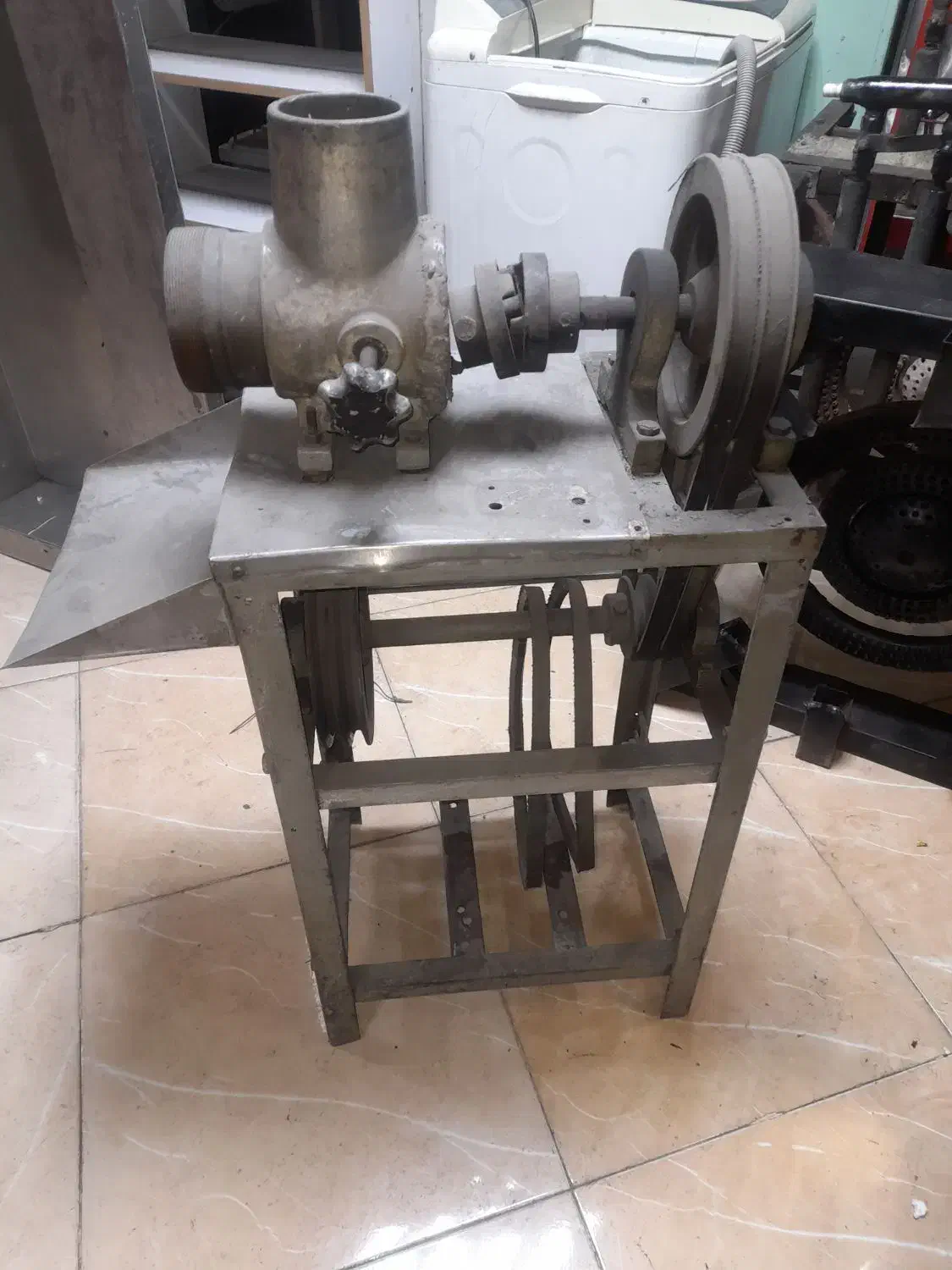 چرخ گوشت بدون دینام وسایلش تکمیله|خردکن، آسیاب، غذاساز|نسیم‌شهر, |دیوار