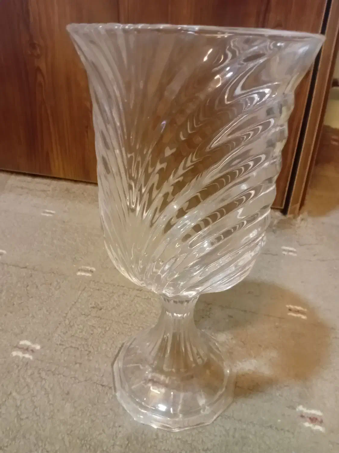 گلدان بلور پایه دار|صنایع دستی و سایر لوازم تزئینی|پاکدشت, پاکدشت (مامازند)|دیوار