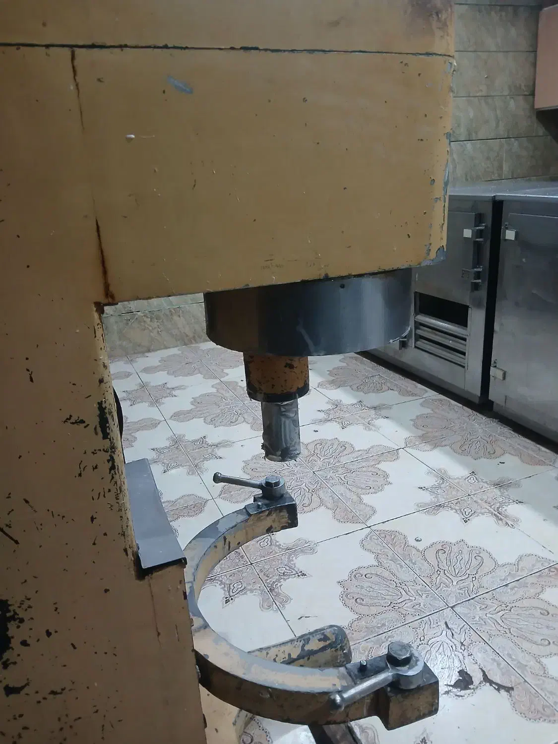 نیرو جهت کار در کارگاه شیرینی پزی|استخدام خدمات فروشگاه و رستوران|شهرکرد, |دیوار