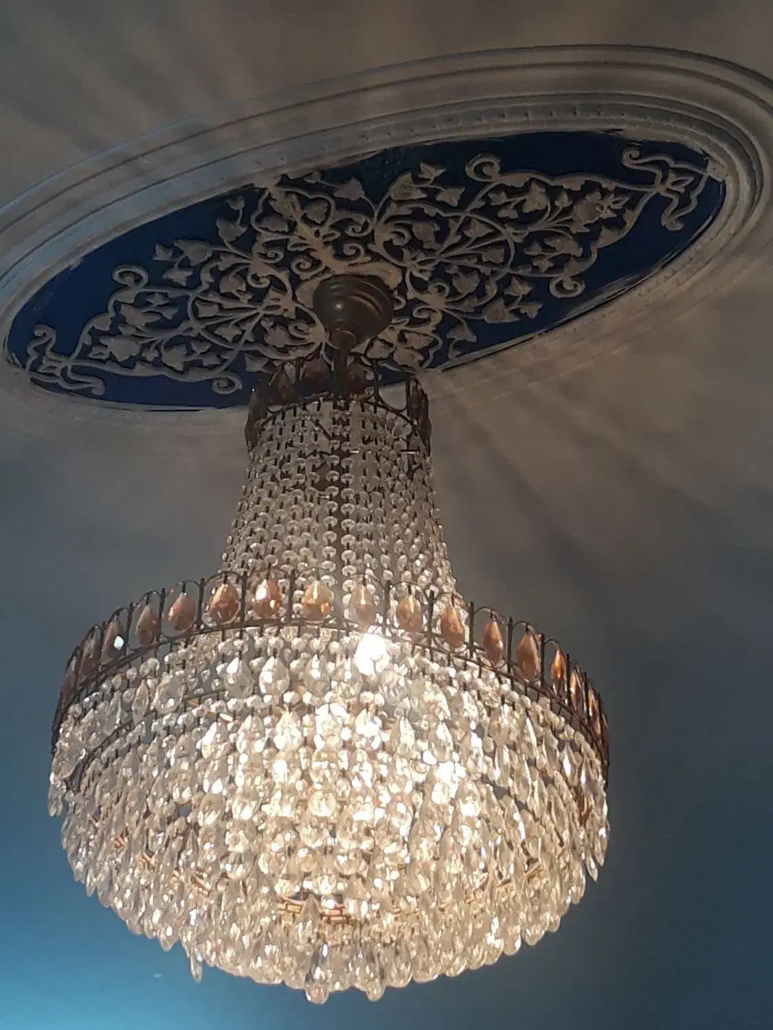 لوستر|لوستر و چراغ آویز|قم, باغ کرباسی|دیوار