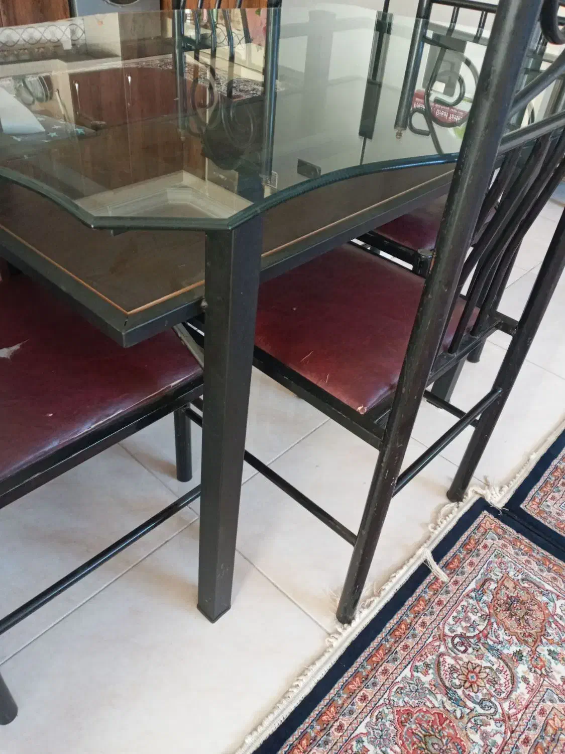 میز چهار نفره تمیز و میز تلوزیون خیلی تمیر|میز تلویزیون|باسمنج, |دیوار