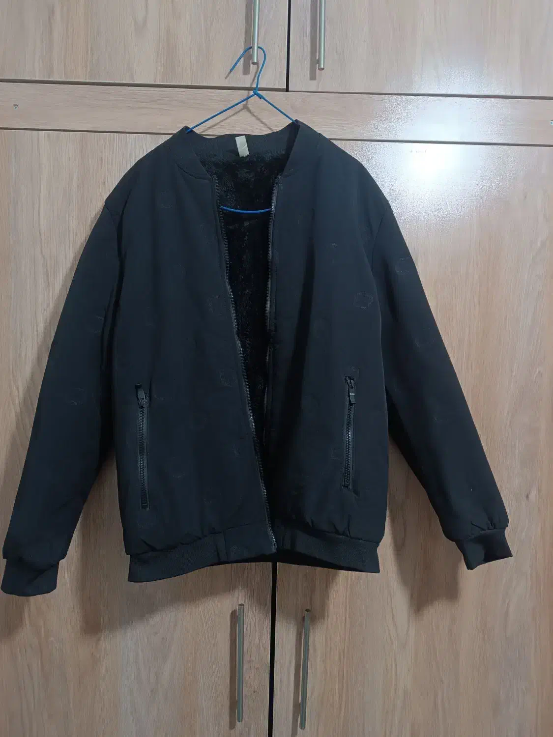 کاپشن|لباس|مشهد, مقدم|دیوار