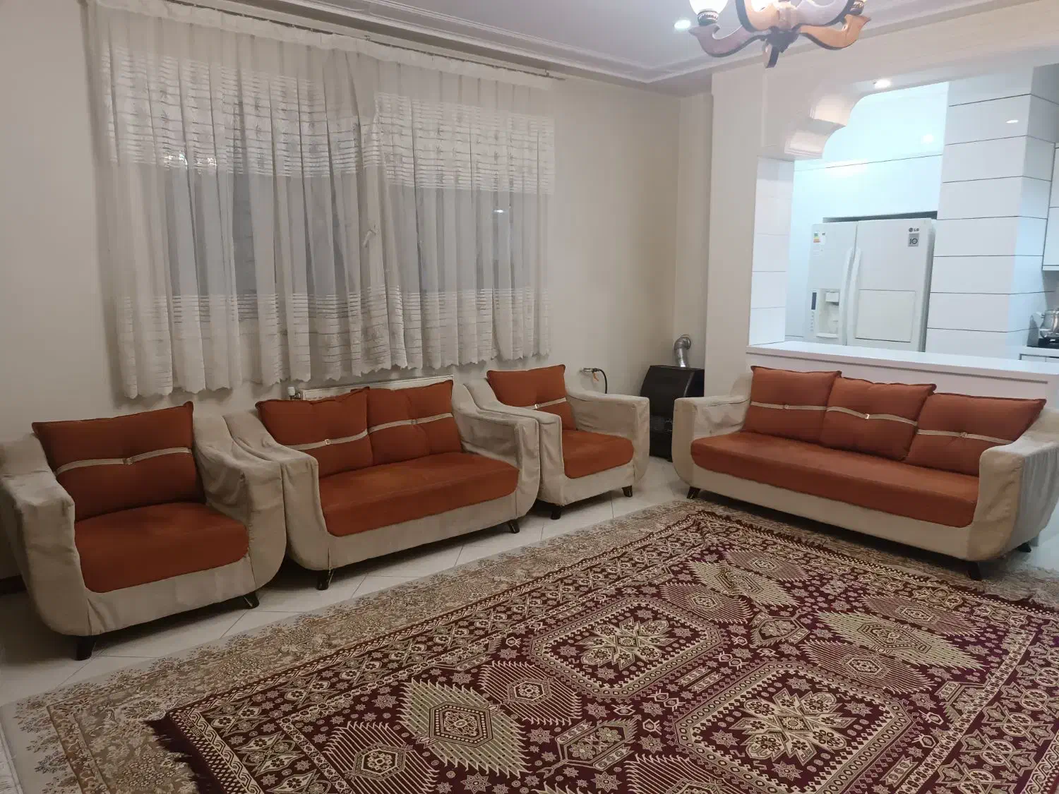 مبل هفت نفره همراه میز ناهارخوری 4 نفره و گل میز|مبلمان خانگی و میز عسلی|شیراز, صدا و سیما|دیوار