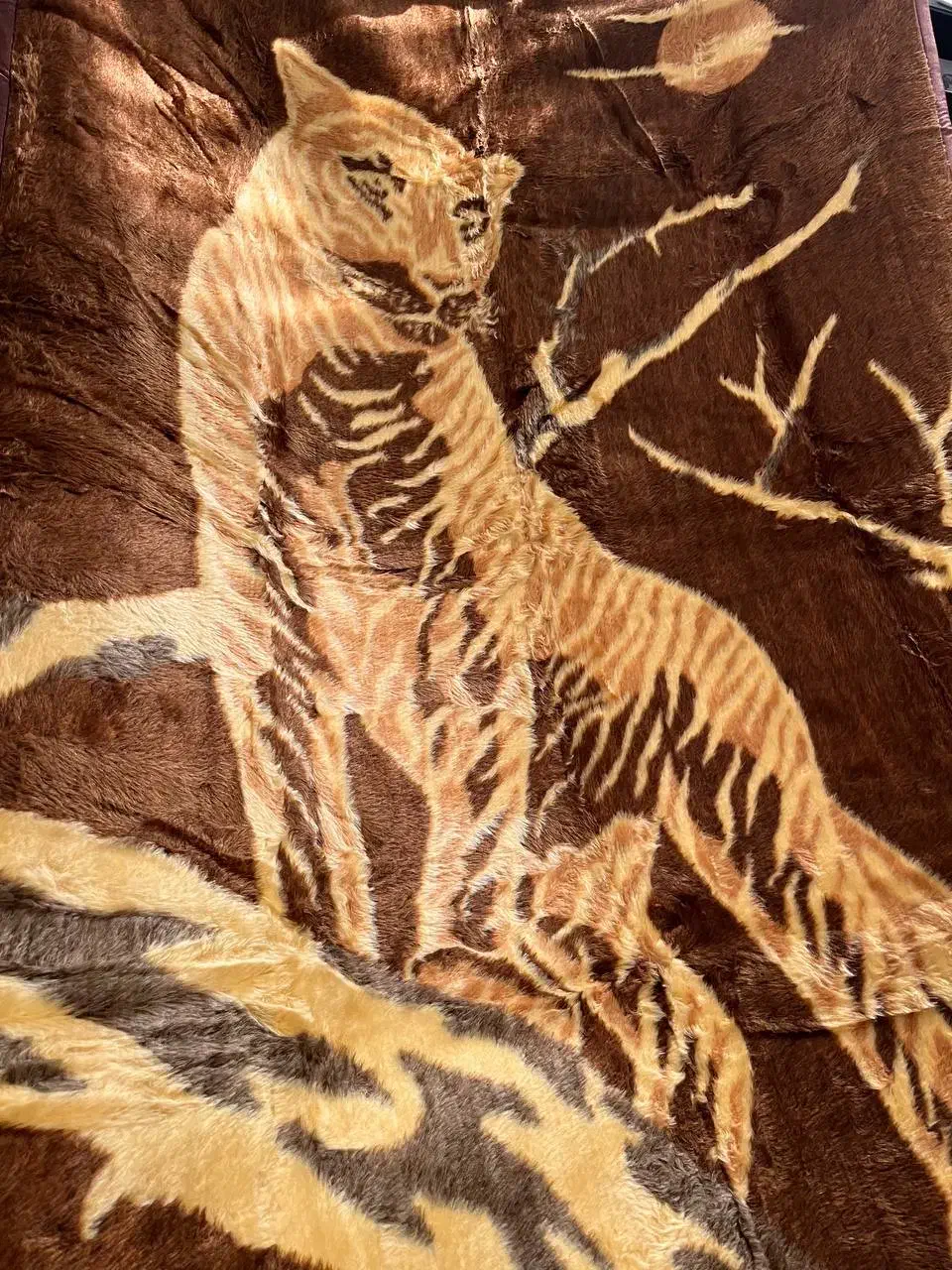 پتوی پلنگی و گل نیلوفری|رختخواب، بالش، پتو|تبریز, |دیوار