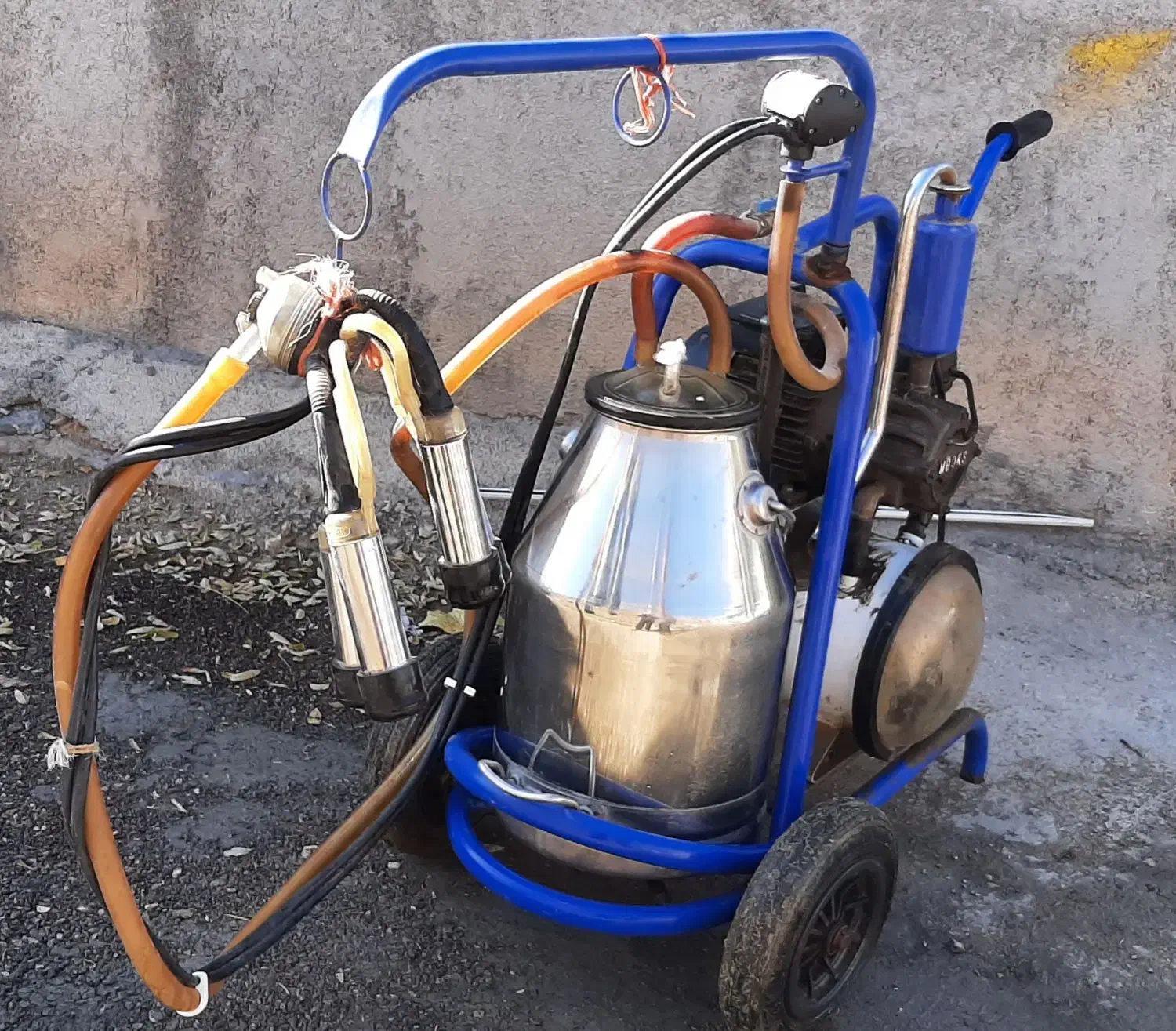 یک‌عدد‌دستگاه‌شیردوش|ماشین‌آلات صنعتی|فامنین, |دیوار