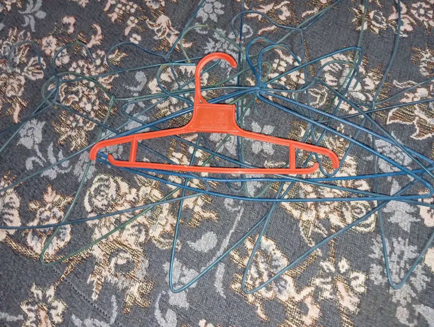 چوب لباسی ۱۲ تا بزرگ ۱ بچه گانه  فقط ۱۰۰|بندرخت و رختآویز|گلبهار, شهر جدید گلبهار|دیوار