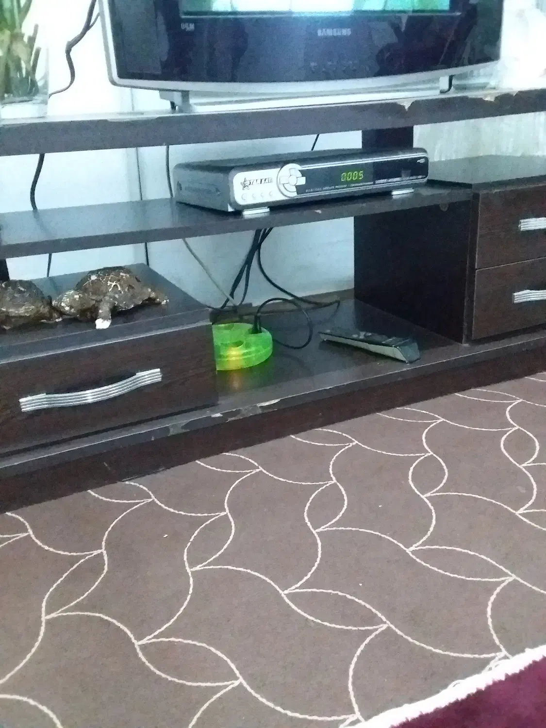 یک عددمیزتلویزیون و مبل هفت نفره|مبلمان خانگی و میز عسلی|بندر انزلی, چهارفریضه|دیوار