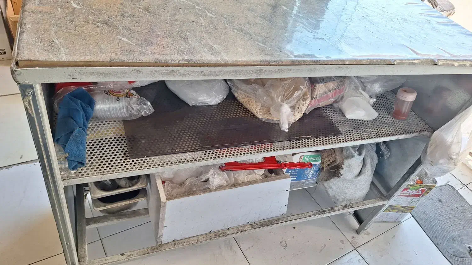 میز کار|میز و صندلی غذاخوری|شیراز, شاه قلی بیگی|دیوار