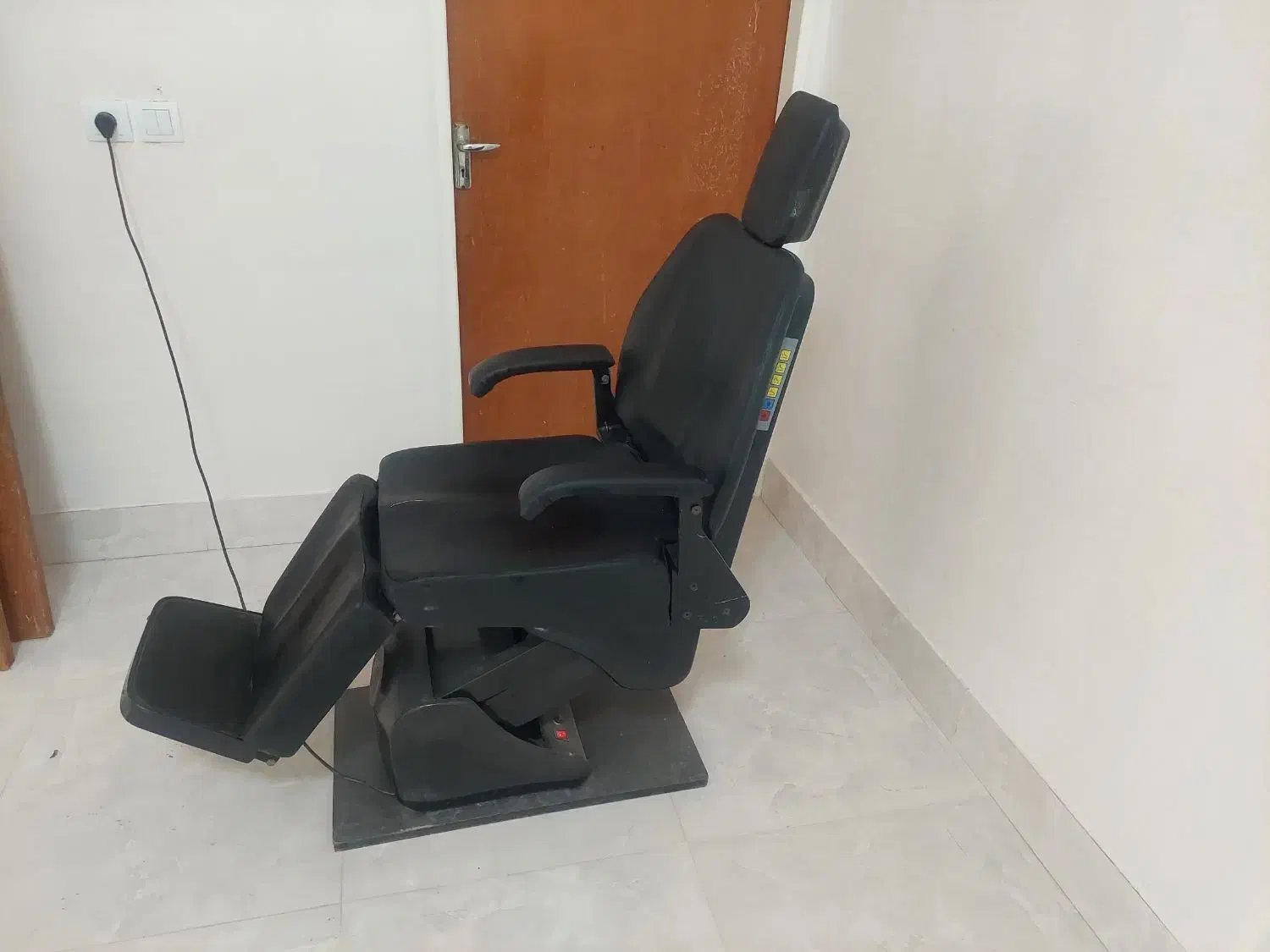 صندلی برقی|آرایشگاه و سالن‌های زیبایی|بیرم, |دیوار