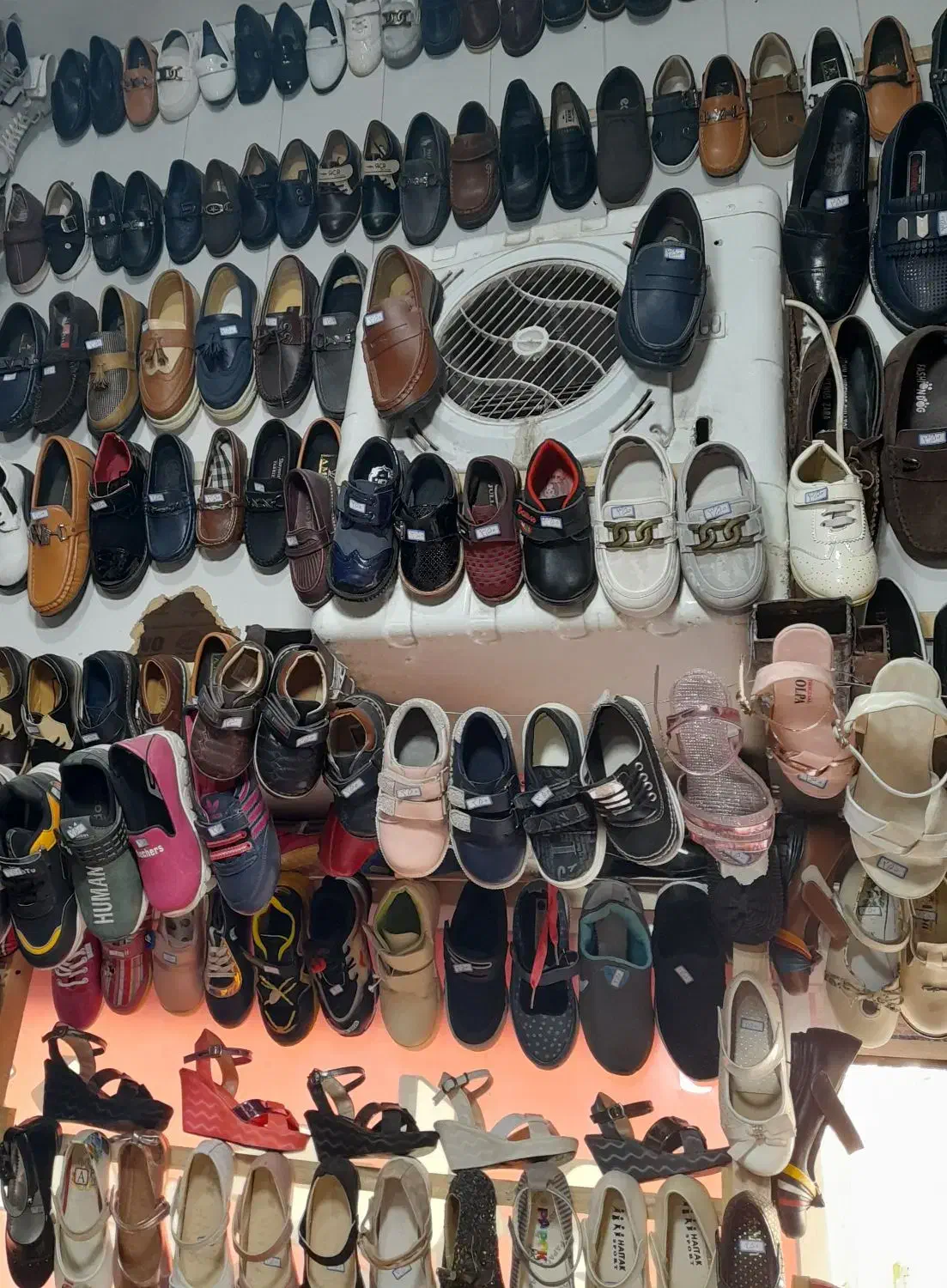 نزدیک به هزارجفت کفش قیمت مناسب|کیف، کفش، کمربند|تربتحیدریه, کوه سنگی|دیوار