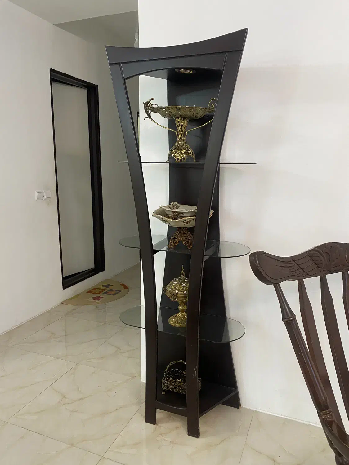 استند|کتابخانه، شلف، قفسه‌های دیواری|میانه, |دیوار