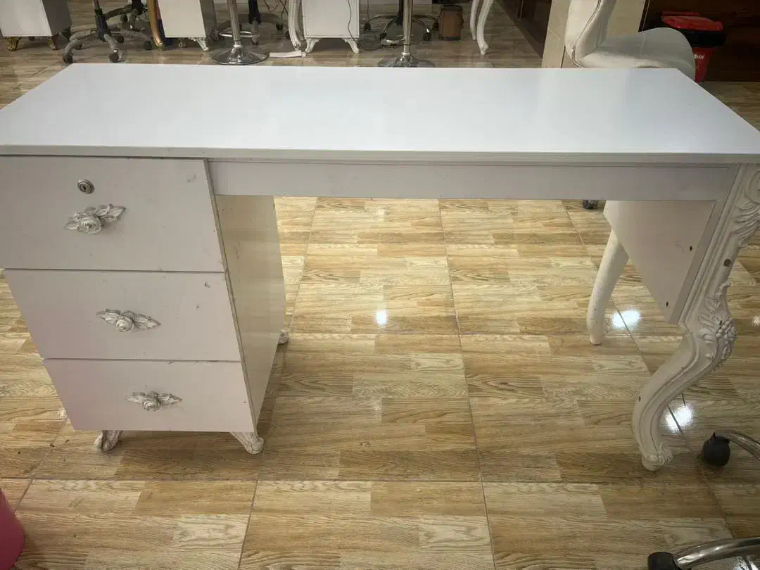 ۳عدد میز ناخن|آرایشگاه و سالنهای زیبایی|تیران, |دیوار