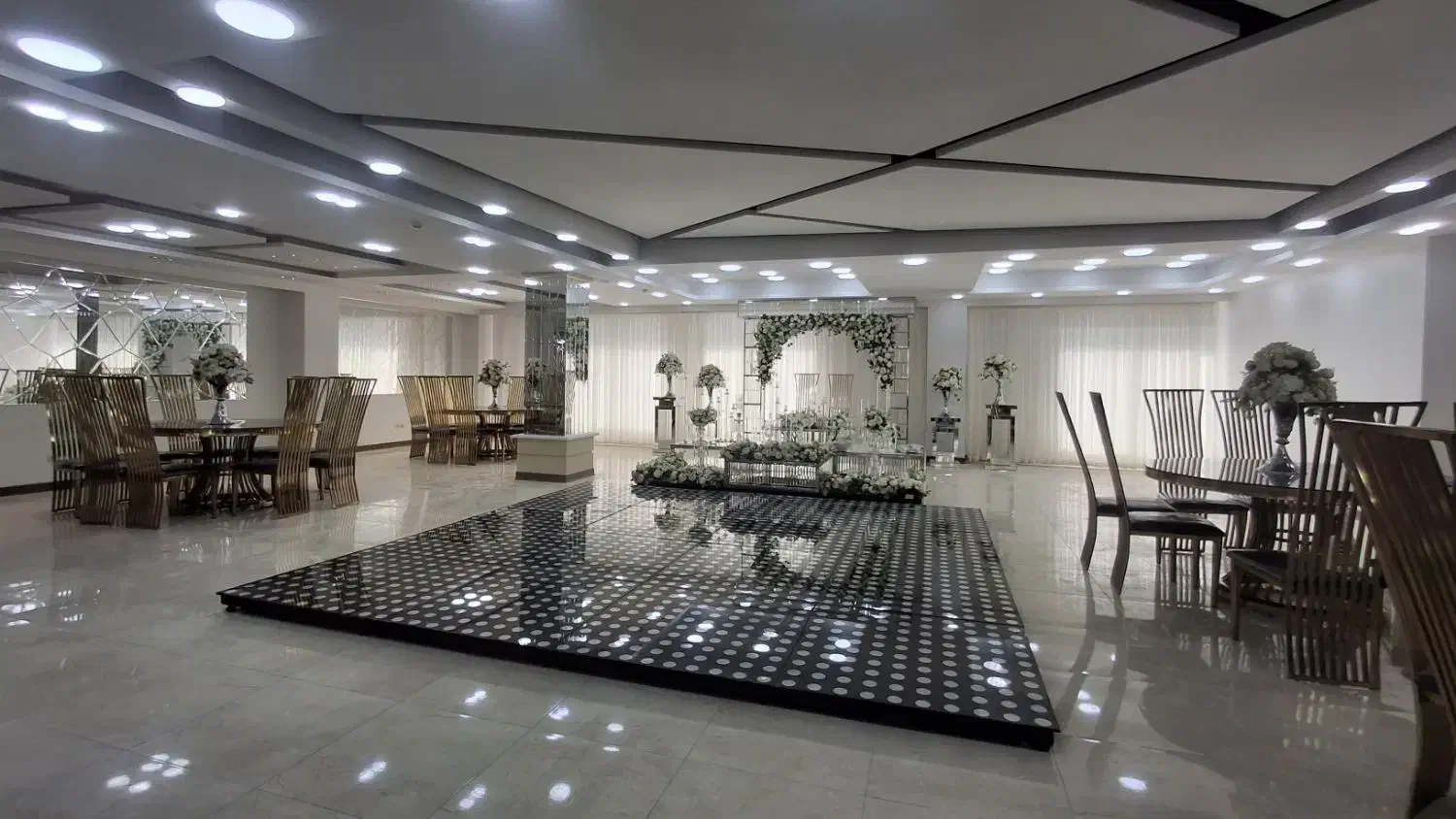 تالار ایرانیان|خدمات پذیرایی، مراسم|تبریز, |دیوار