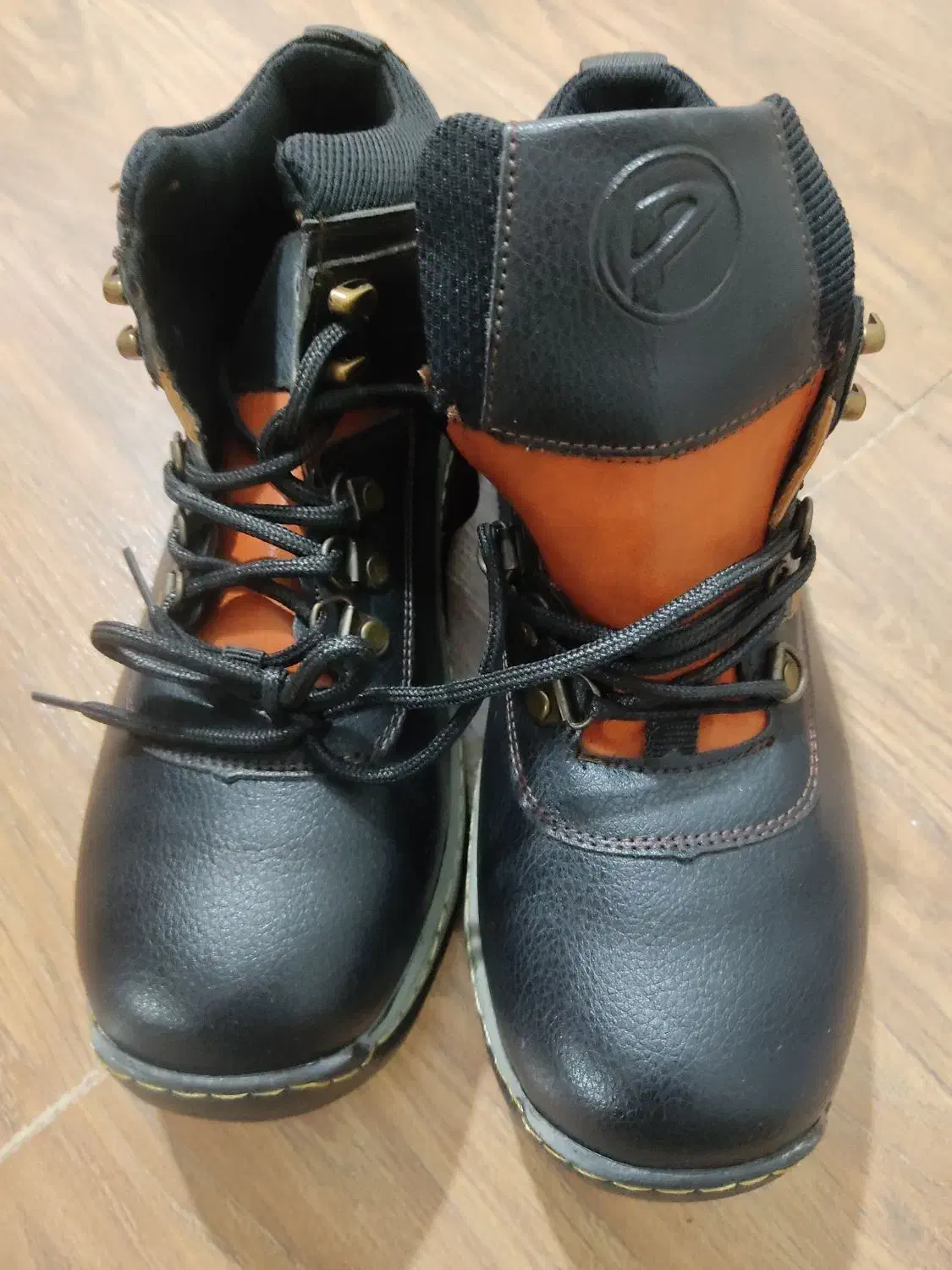 کفش نیم بوت سایز ۴۰ زیر ویو|کیف، کفش، کمربند|پرند, فاز ۶|دیوار