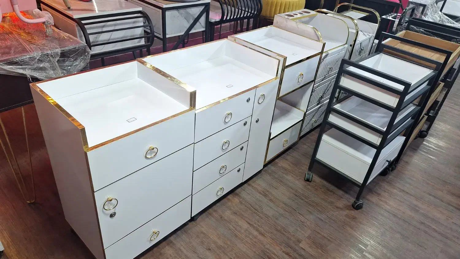 تجهیزات آرایشگاهی|آرایشگاه و سالن‌های زیبایی|شیراز, آبیاری|دیوار