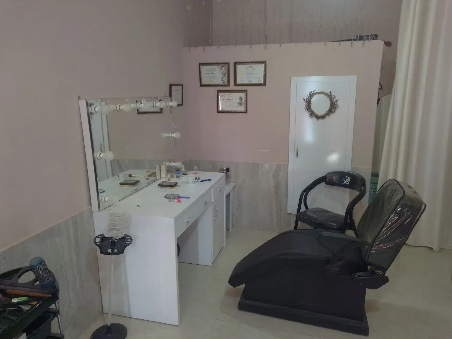 میز میکاپ کامل در حد نو به همراه میز ناخن کاری|آرایشگاه و سالن‌های زیبایی|تایباد, |دیوار
