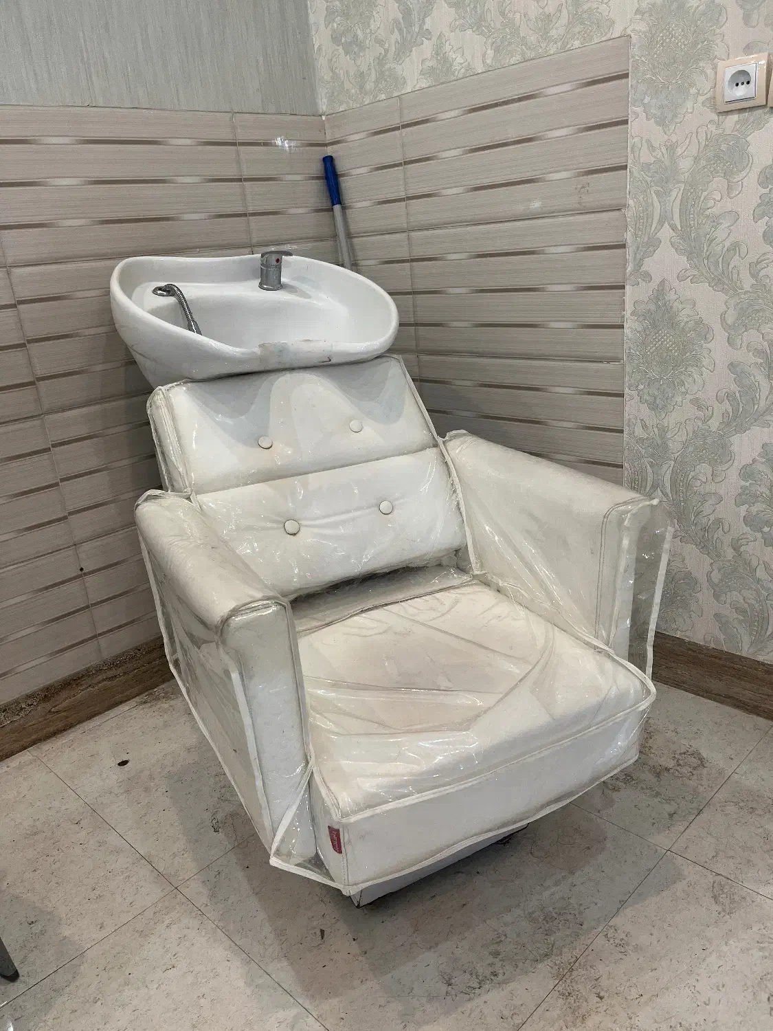 سرشور|آرایشگاه و سالن‌های زیبایی|میانه, |دیوار