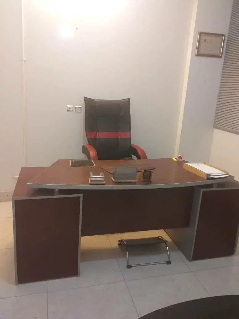 میز مدیریت و میز منشی و صندلی|مبلمان اداری|قم, باجک یک|دیوار